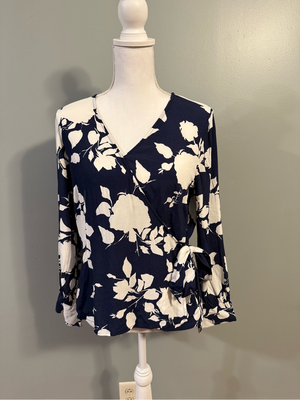 Talbots Petite Navy White Floral Wrap Tie Blouse 100% Viscose Long Sleeve MP